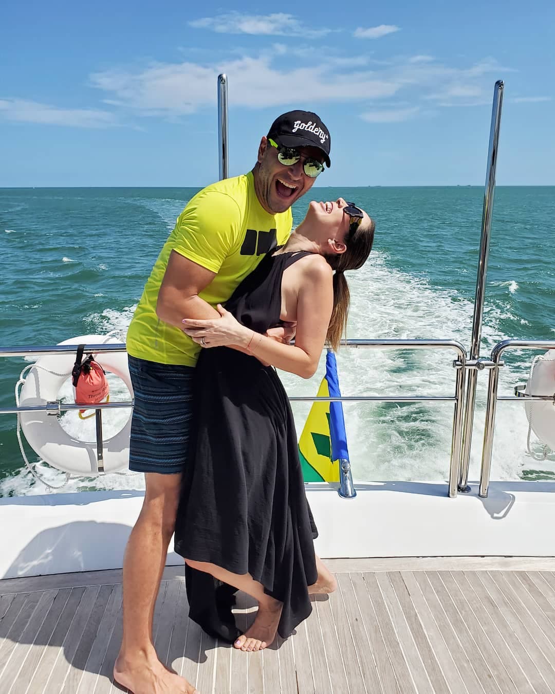 La actriz continuó su relato: "Estoy un día con mi marido, el fin de semana y le digo, 'tu Instagram está más divertido que el mío, pues por las bikinudas, yo creo'".