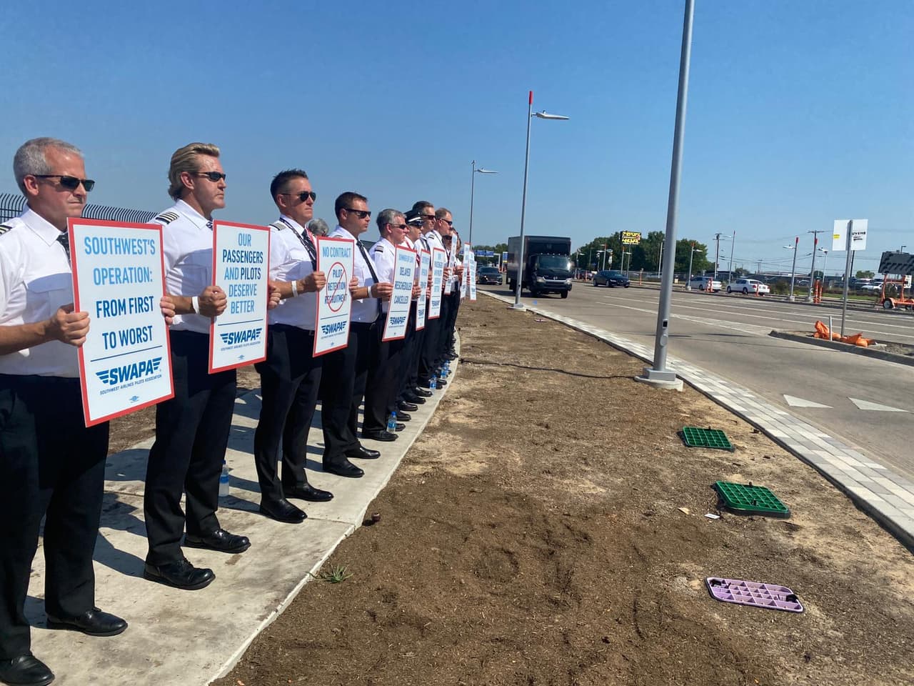 "Operación Southwest: de primero a peor": también se lee en las pancartas de los pilotos. La convocatoria la hizo Michael Santoro, Vice - Presidente de Southwest Airlines Pilots Association.