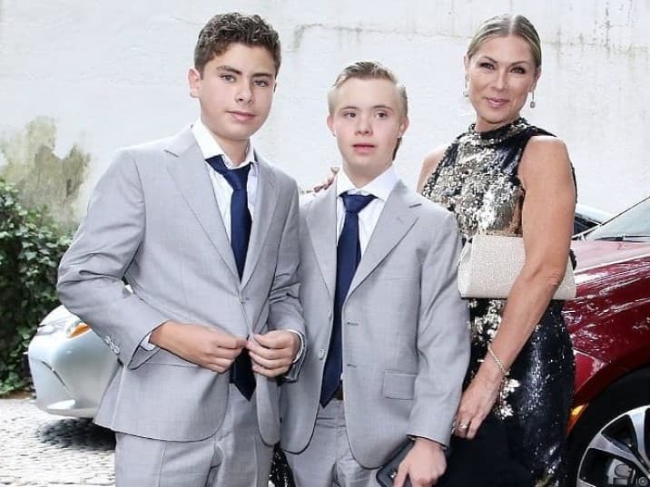 <b><a href="https://www.univision.com/temas/leticia-calderon">Lety Calderón</a></b> ha revelado en diversas entrevistas que sus dos
<b>hijos, Luciano y Carlo</b>, de 17 y 16 años respectivamente, han sido muy
<b>coquetos desde temprana edad</b>. El mayor de ellos es el más
<b>emocionado ante la posibilidad de tener novia</b> y ya tiene en su lista a varias chicas, entre ellas una colega de su mamá.