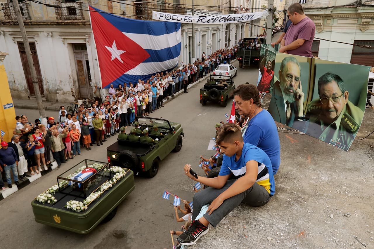 <b>El último viaje de Fidel.</b> Las cenizas del líder de la revolución cubana fueron llevadas por las calles del interior del país en una caravana fúnebre desde La Habana hasta Santiago de Cuba, donde fueron sepultadas. 1 de diciembre de 2016.
