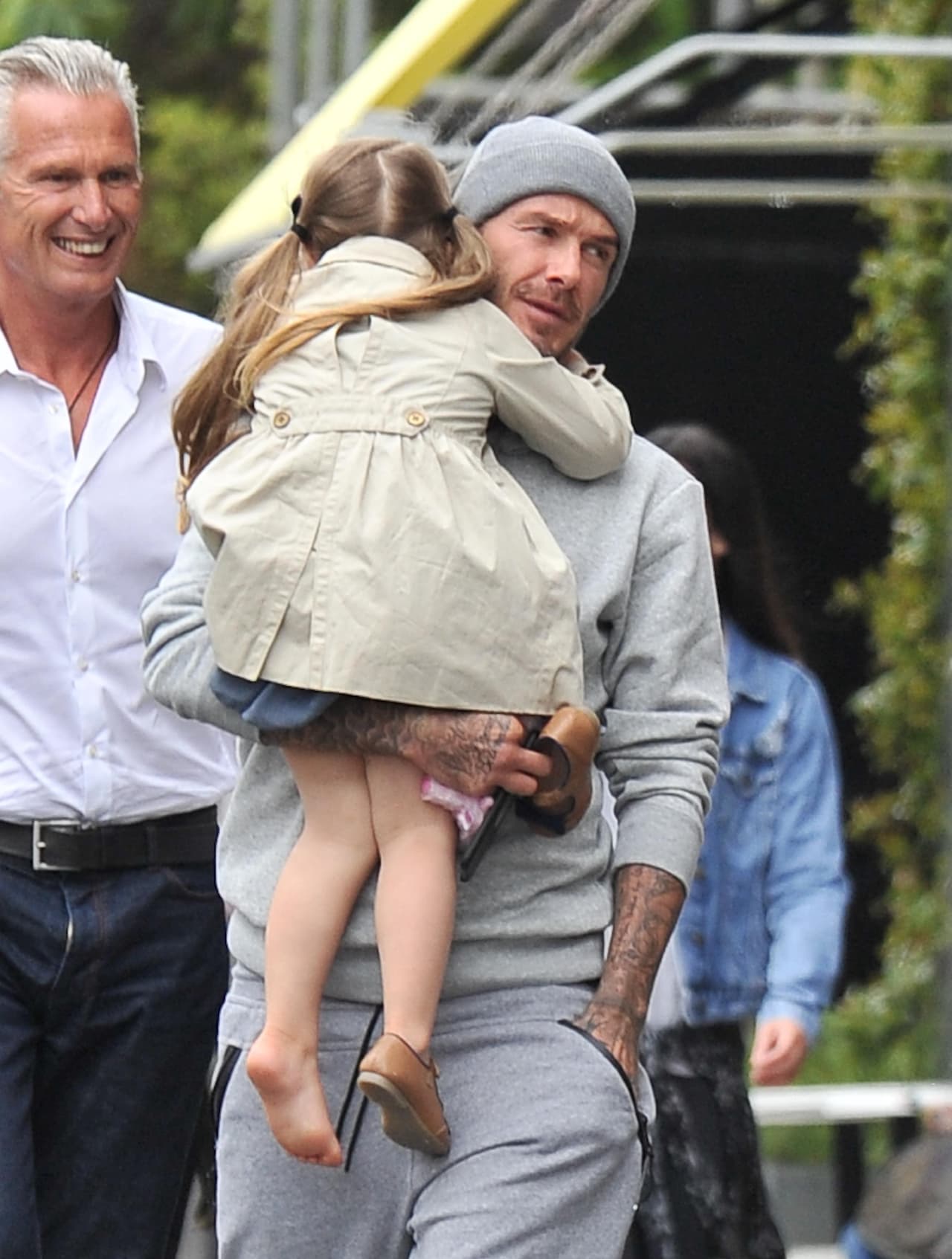 Se acomodó en los brazos de su papi.