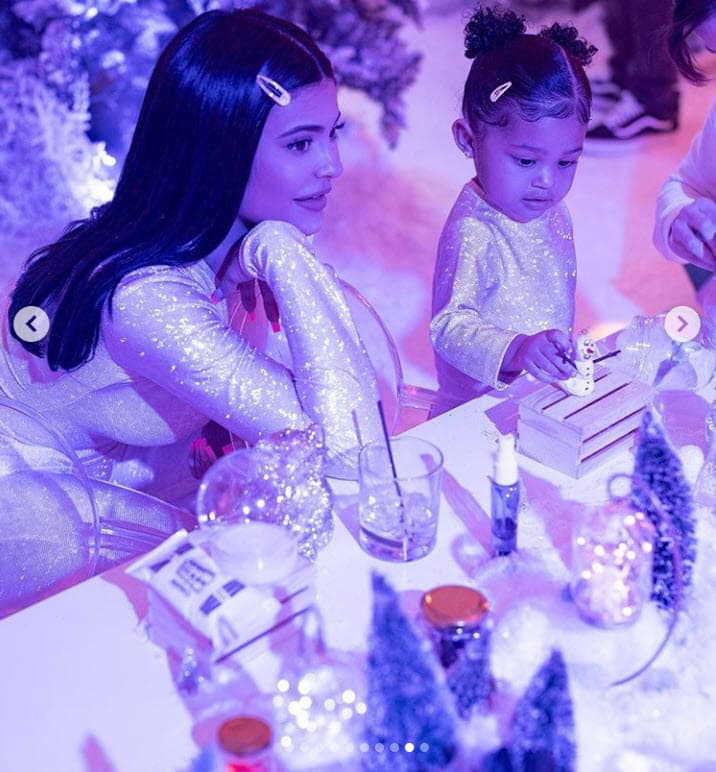 Kylie Jenner es la
<b><a href="https://www.univision.com/entretenimiento/kylie-jenner-y-travis-scott-muestran-con-estas-fotos-el-colorido-primer-cumpleanos-de-su-pequena-stormi-fotos" target="_blank">orgullosa mamá de Stormi </a></b>y de manera constante comparte fotos y videos de ella a través de
<b><a href="https://www.instagram.com/kyliejenner/" target="_blank">Instagram. </a></b>
<br>