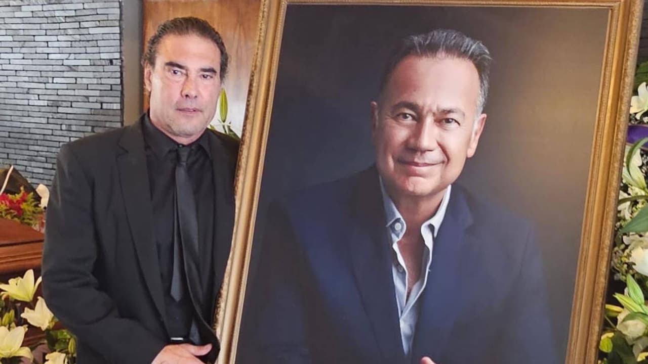 Llueven críticas a famosos por fotos en funeral de Nicandro Díaz