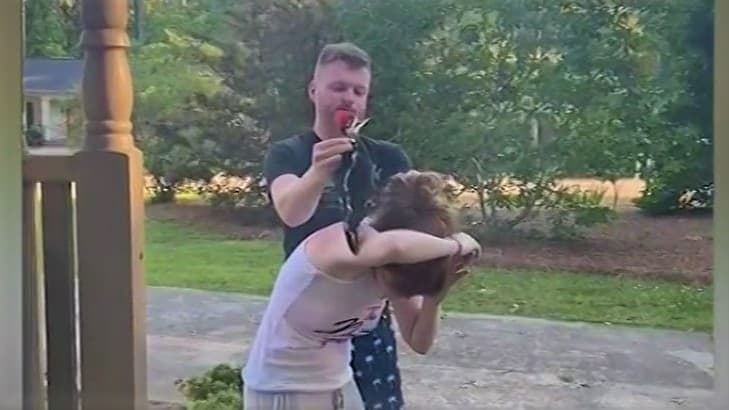 <b>En video:</b> una mujer pide ayuda para quitarse a un pájaro carpintero bebé que quedó enredado en su cabellera