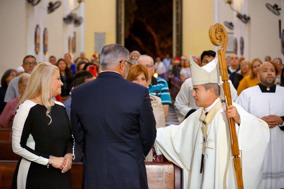 González Nieves, a su vez, saludó a la gobernadora y a su esposo, el juez Jorge Díaz Reverón durante la procesión inicial de la celebración eucarística.