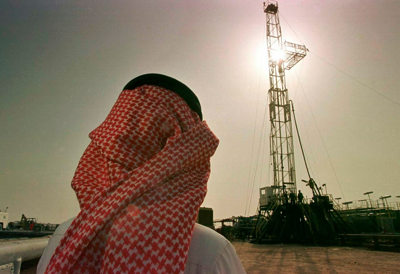 <b>Puesto 2. Saudi Aramco</b>
<br>
<br>Localización: Arabia Saudita.
<br>
<br>Área: energía.
<br>
<br>Capitalización de mercado: 1,900,000 millones de dólares.
<br>
<br>Solo cinco compañías del sector energético se encuentran entre las 100 más grandes. El total del sector representa casi el 10% de la suma de la capitalización de mercado de las 100 compañías más grandes, principalmente por el valor de Saudi Aramco, la estatal petrolera de Arabia Saudita.
<br>