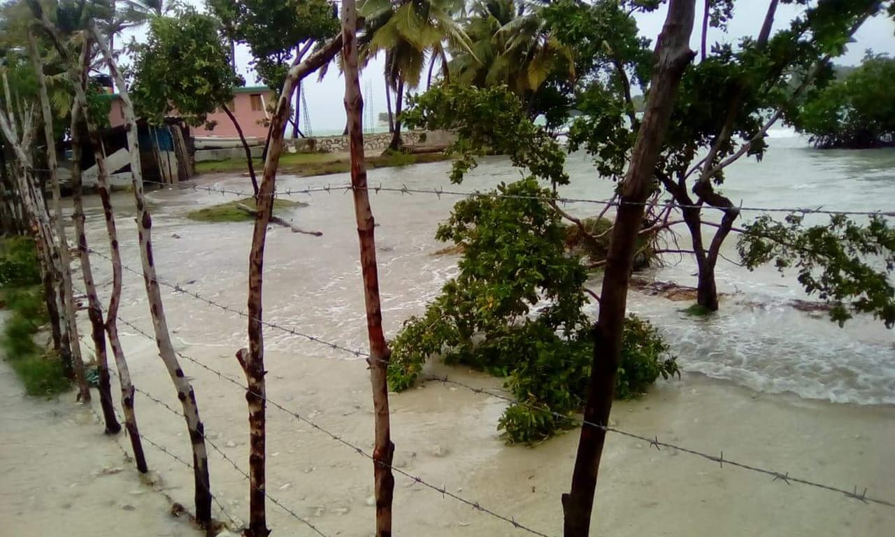 Las inundaciones ya empiezan en la zona de Ile-a-Vache mientras las lluvias provocadas por Matthew comienzan a impactar Haití.