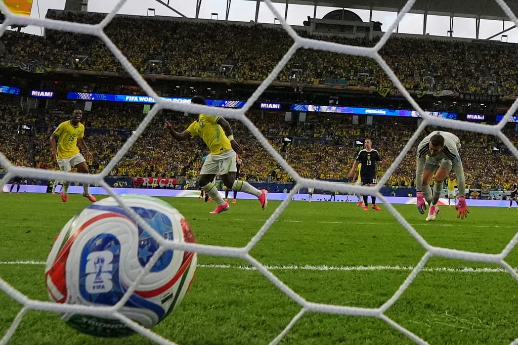 El brasileño Vinicius Junior (7) marca el primer gol durante el partido de fútbol del Grupo C.