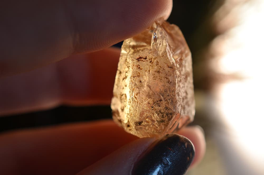 Curiosamente, su uso es contraindicado para quienes no saben controlar sus emociones, ya que activa los nervios y la impaciencia. O sea, te hace más nervioso, por lo que quienes no pueden ocultarlo bien, mejor no deben llevarla habitualmente.