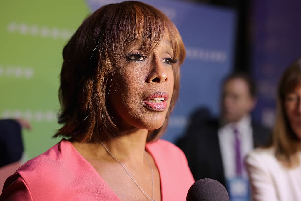 TMZ reportó que la persona responsable de compartir el video en redes sociales no ha sido despedida, "pero se siente mal por lo que ocurrió".
<br>