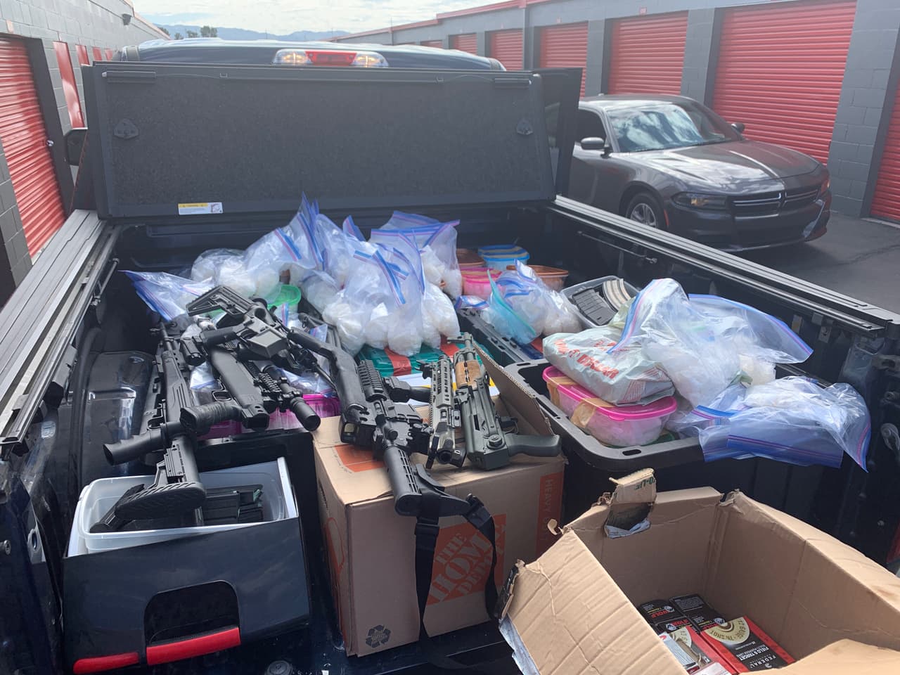 Metanfetamina empaquetada y armas de grueso calibre les fueron confiscadas a presuntos narcotraficantes del condado de San Bernardino, California. La incautación de miles de libras de droga fueron parte de la Operación Crystal Shield de la DEA.