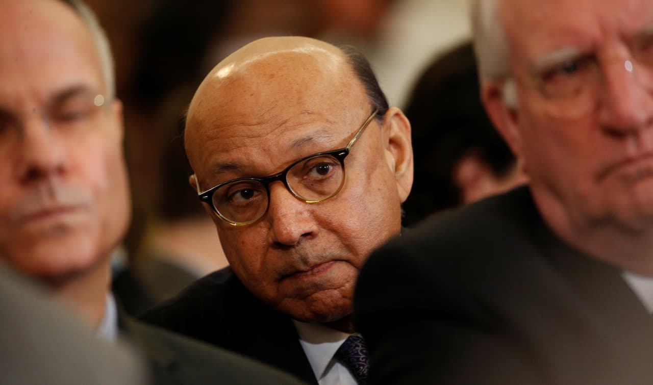 Khizr Khan, padre del capitán del Ejército de origen pakistaní recordado por su conmovedor discurso en la Convención Nacional Demócrata en julio pasado, escuchó en silencio la audiencia de Sessions. En la víspera, Khan envió una carta al comité que evalúa al senador para pedirle que rechace su nombramiento. "Hace 30 años, un grupo bipartidista rechazó la nominación de Sessions como juez federal. Desde entonces, su historial no nos brida razón alguna para creer que esos senadores incurrieron en un error", se lee en su misiva. (Foto de Kevin Lamarque/Reuters)
