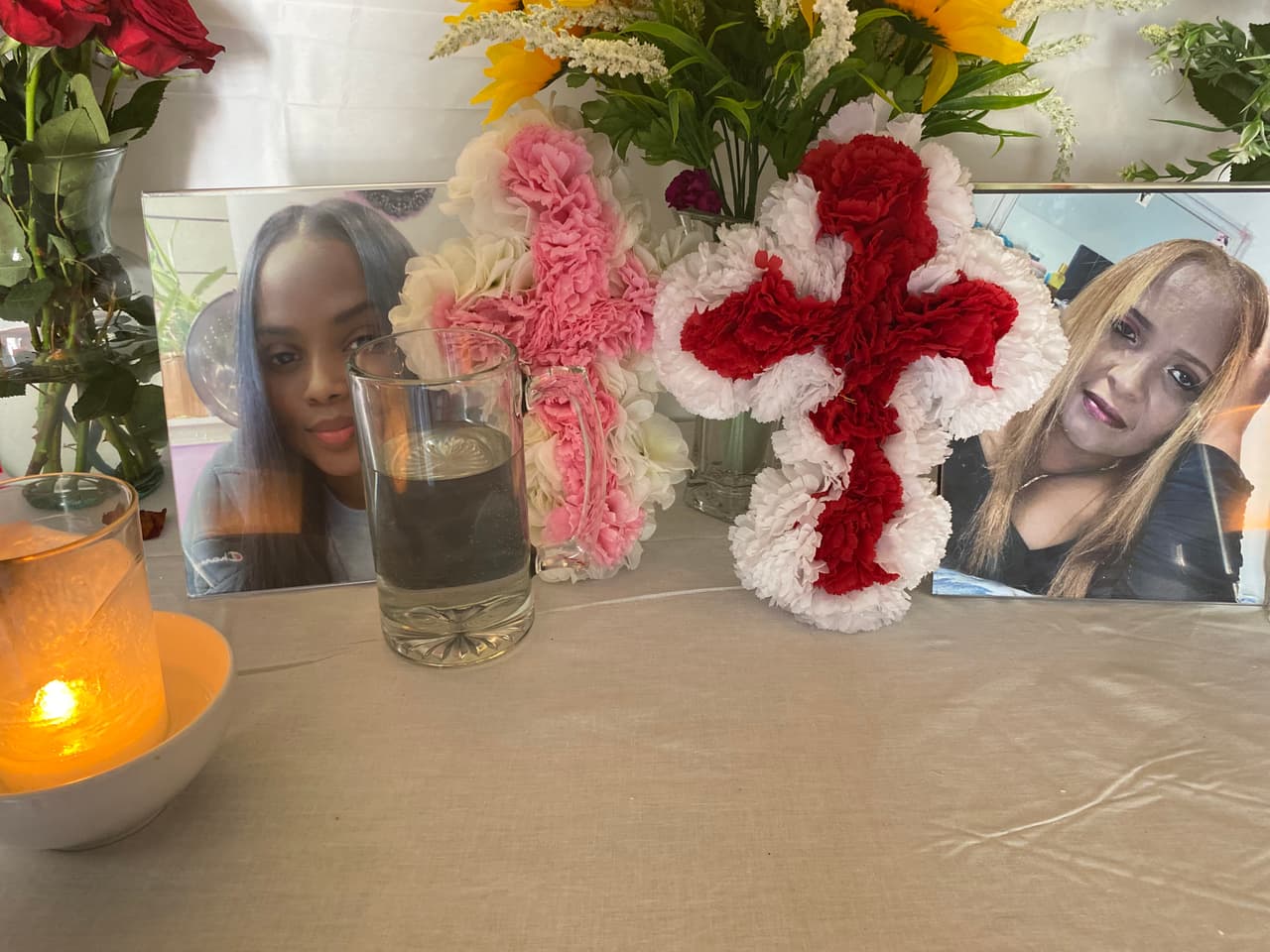 La familia Hernández colocó un altar en casa para recordar a Estefanía y a Santa.