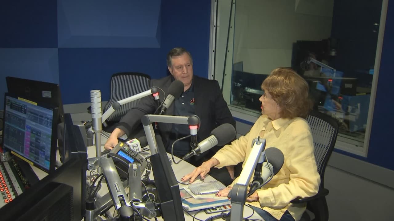 En esta imagen "La reina de la noche" entrevista al comisionado de la ciuda de Miami, Joe Carollo.