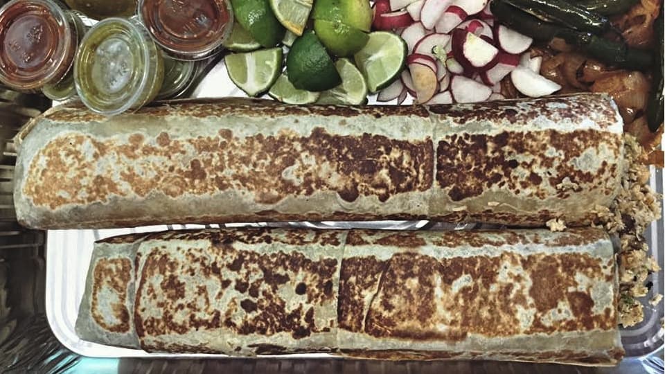 Así es el gigantesco burrito 'Anaconda' que ha hecho popular una taquería de Fresno