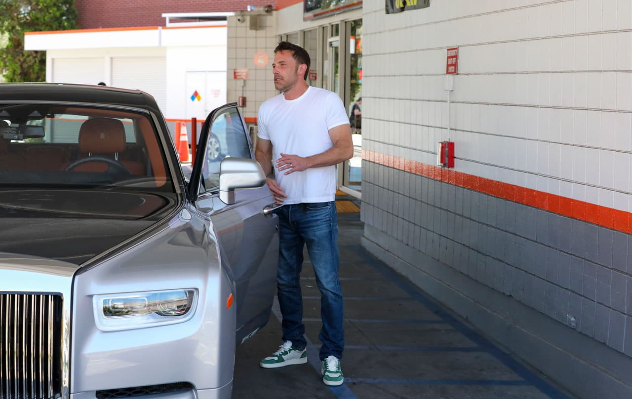 De acuerdo con el diario The Sun, 'La Diva del Bronx' tiene 
<b><a href="https://www.univision.com/entretenimiento/un-desamparado-le-pidio-a-jennifer-lopez-su-rolls-royce-prestado-y-mira-como-le-respondio-fotos" target="_blank">una colección de tres Rolls Royce. </a></b>
<br>