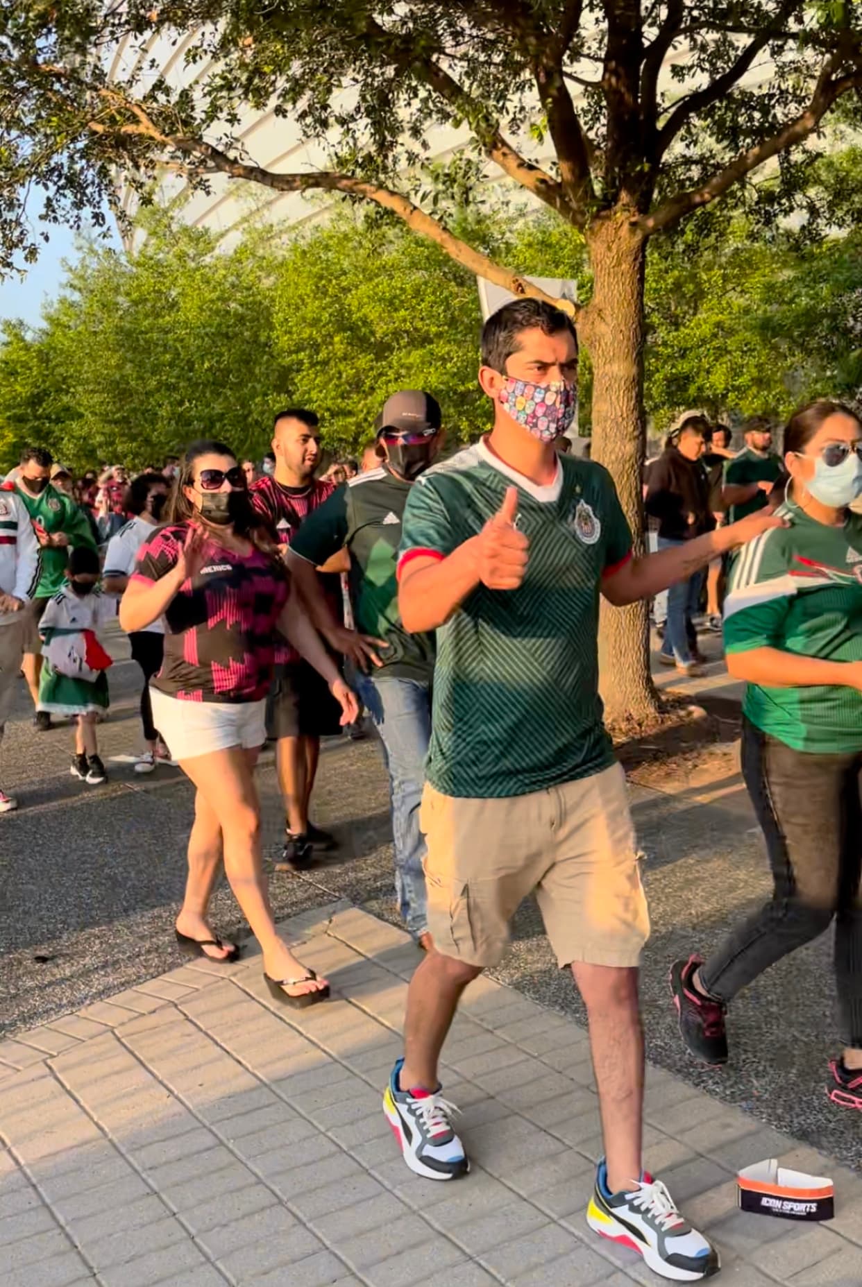 Aficionados entrando al estadio con mascarillas, un requerimiento de parte de los organizadores como medida de seguridad por el coronavirus.