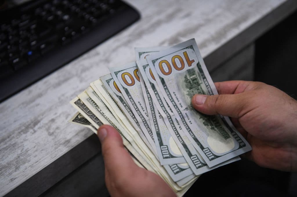 <b>3. Ser persistente:</b> “Les aconsejo que, incluso si es un paso pequeño, comiencen a crear y a ejecutar y ya poco a poco cuando vayas creando ese impulso, las cosas van a seguir avanzando y tal vez decidas que quieres hacer eso a tiempo completo”.