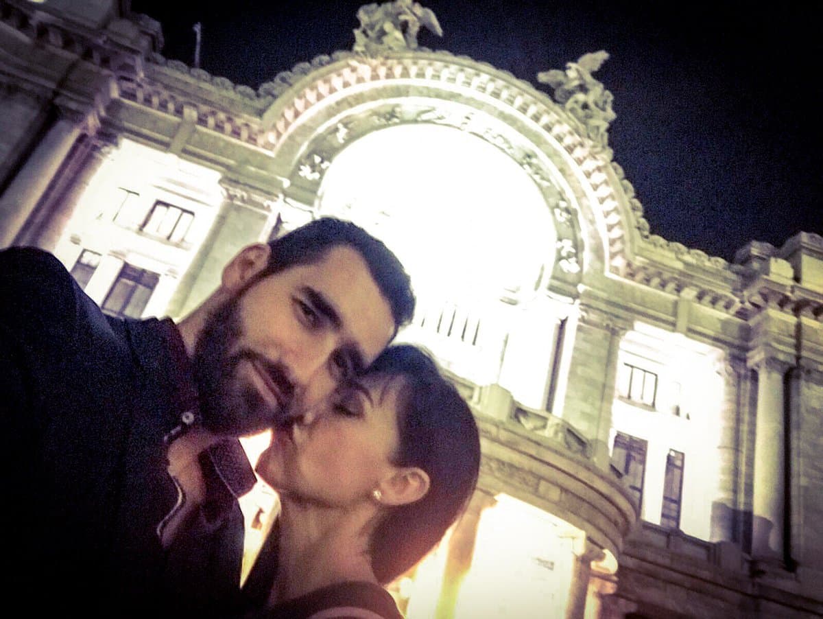 El actor comentó para la revista 'TVNotas' cómo ha sido la relación con
<b><a href="http://www.univision.com/temas/susana-zabaleta">Zabaleta</a> </b>y la diferencia de edades: "La verdad no pienso en eso, estoy con ella como mi pareja. Es más una cuestión social; cuando salimos a la calle, la gente se nos queda viendo y ahí es cuando te das cuenta de la diferencia de edad".