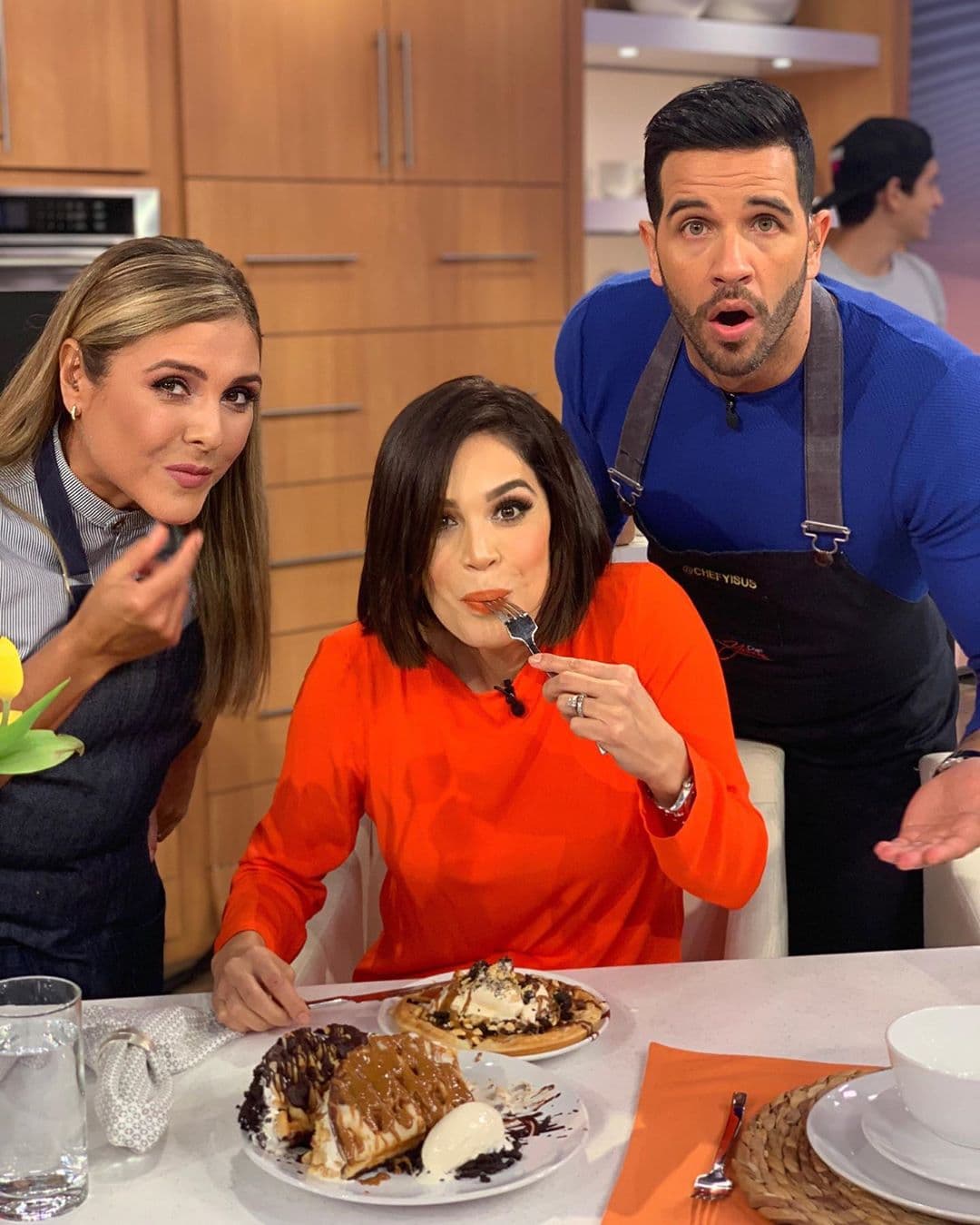 Con las manos en el postre, así sorprendimos a Karla Martínez, Yisus y a la chef Lorena.