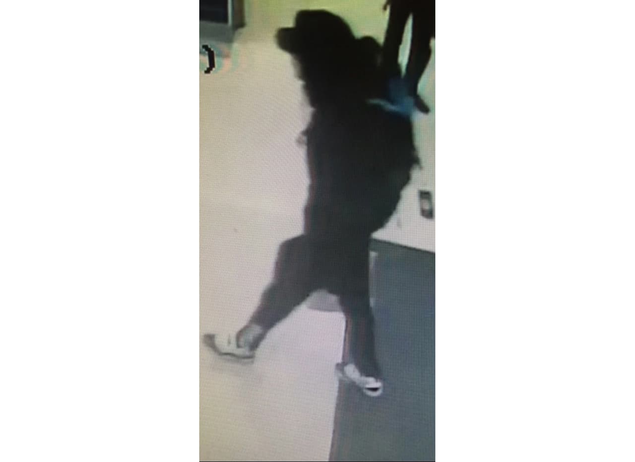 Otro ángulo de la captura anterior del presunto atacante del viernes 19 de mayo de 2017, publicadas por AP y obtenidas por Sky News. 
<br>