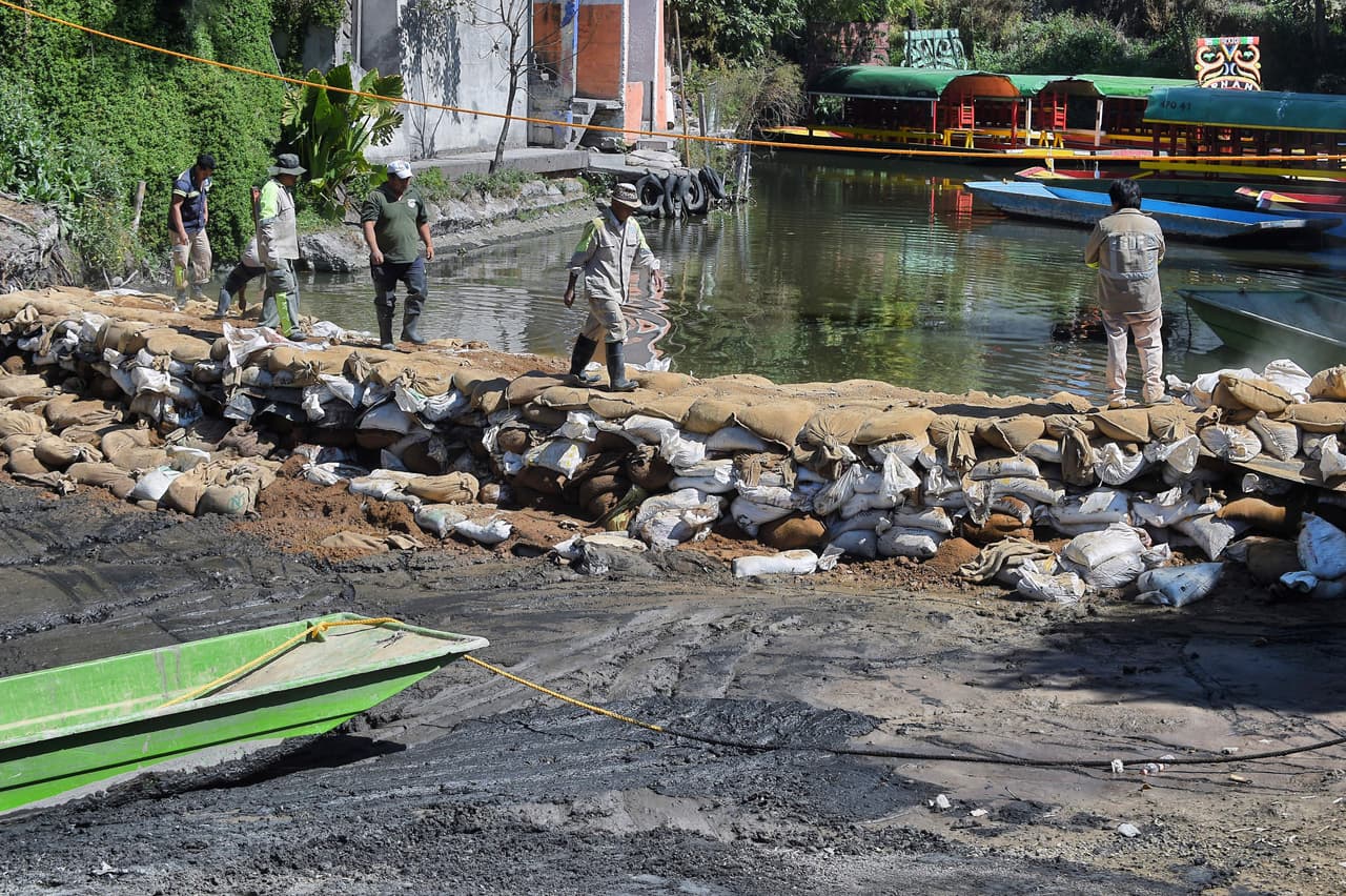 Las autoridades informaron que el canal mide 15 metros de ancho (49.21 pies) y el remolino se formó justo al centro.