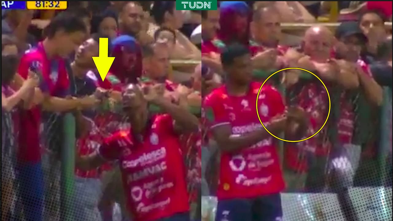 ¡Insólito! Jugador deja la cancha para tomarse selfies en pleno partido