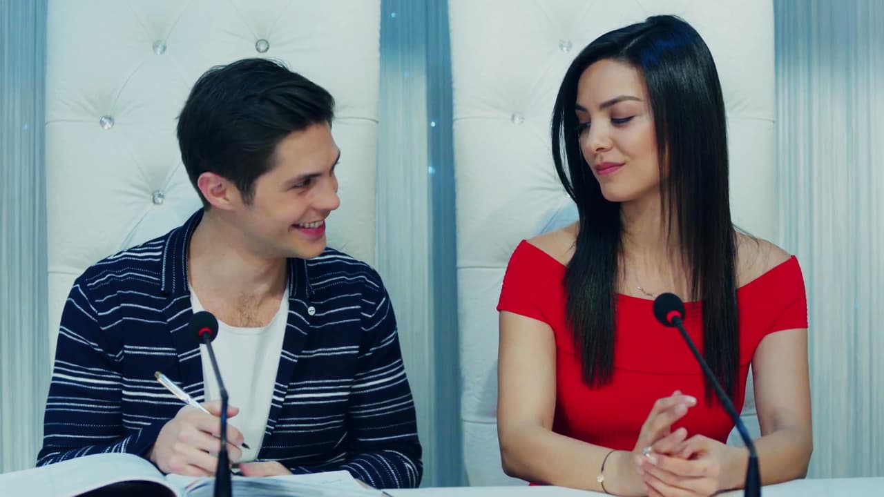 Destrozada, Zeynep aceptó a casarse con
<b>Ozan</b>, el hermano de Nihan que estaba perdidamente enamorado de ella.