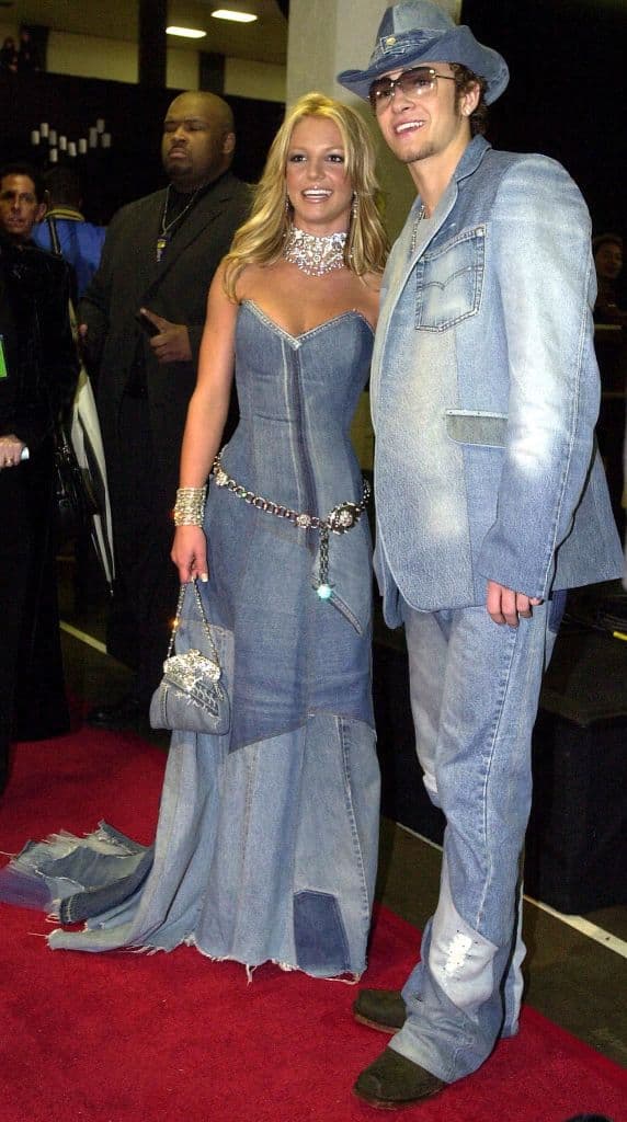 El 
<b>vestido de mezclilla</b> que usó Britney Spears en 2001, para los American Music Awards, es otro modelito que muchos fans recuerdan con cariño y no quieren que Kim Kardashian trate de usar.