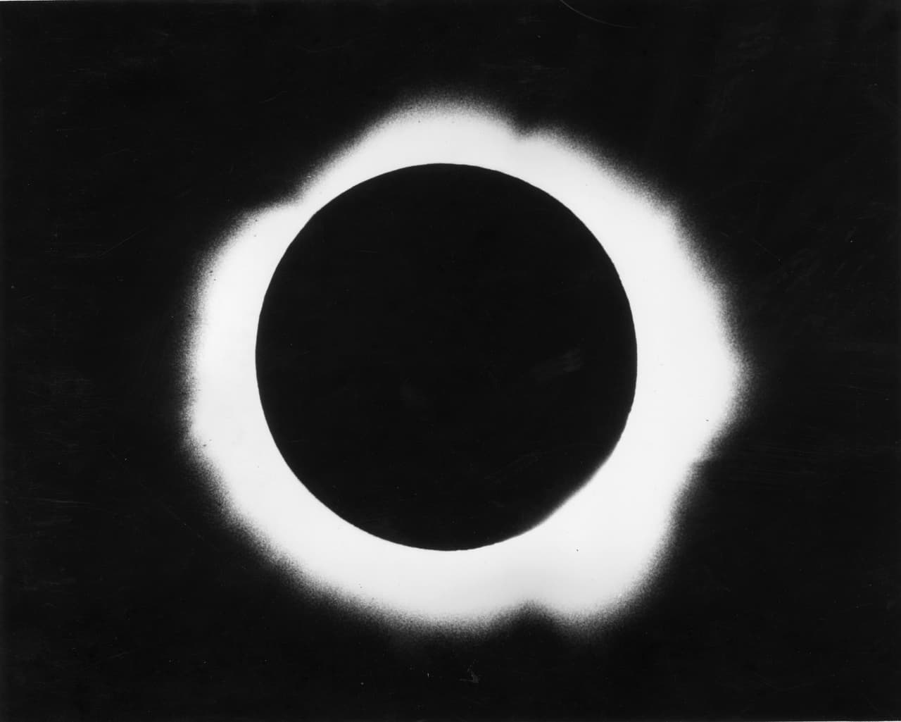 <b>Eclipse de Einstein en África y América del Sur, 1919. </b>La teoría de la relatividad general de Albert Einstein, desarrollada entre 1907 y 1915, hizo la asombrosa predicción de que 
<b>la luz era afectada por la gravedad</b> y, por consiguiente, los rayos de luz que pasaban cerca de un objeto grande en el espacio, como el Sol, serían refractados o doblados.
<br>Pero la primera prueba de la teoría de Einstein no llegaría hasta 1919, después de que se hicieran observaciones de un 
<b>eclipse total que era visible desde África y Sudamérica.</b> Los astrónomos británicos Arthur Eddington y Frank Watson Dyson viajaron a la isla de Príncipe, frente a la costa occidental de África, para el evento. 
<br>Ellos habían calculado dónde ocurriría midiendo la ubicación exacta de las estrellas llamadas Híades en la constelación de Tauro.
<br>Eddington y Watson Dyson tomaron entonces las fotografías de las estrellas durante la totalidad del eclipse. Sus fotografías muestran que la luz de las estrellas Híades estaba realmente "doblada" cuando pasaba cerca del Sol, dando lugar a que las estrellas aparecieran en un lugar ligeramente diferente de su verdadera posición,
<b> tal como Einstein había predicho.</b>
<br>Las observaciones de eclipses posteriores, como el eclipse de 1922 sobre África, el Océano Índico y Australia, ayudaron a 
<b>confirmar las observaciones de Eddington y las teorías de Einstein sobre la gravitación y la luz.</b>