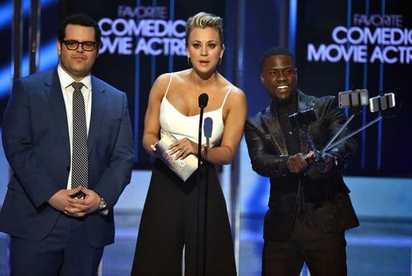 Los primeros presentadores de la noche fueron Josh Gad, Kaley Cuoco y Kevin Hart.