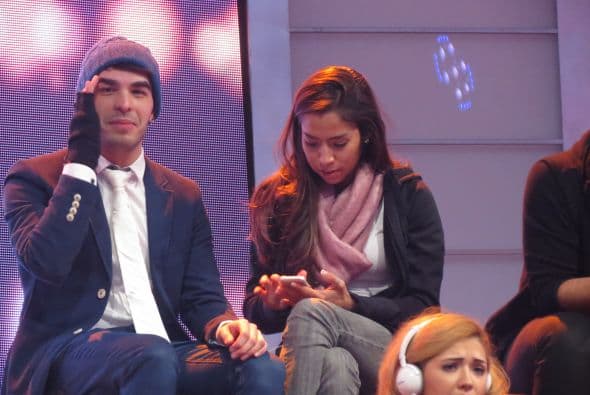 Están muy atentos a sus teléfonos y platicando felices de la vida.