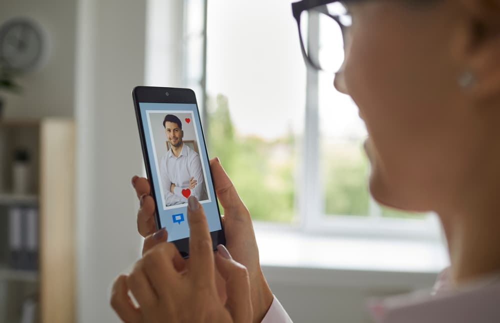 <h3 class="cms-H3-H3"> Venus en Géminis</h3>
<br>Estarás buscando una pareja que vaya más allá de lo superficial, de lo externo y de la belleza física. Buscas a alguien que tenga conversación, inteligencia, que se comunique en el plano mental.
<br>