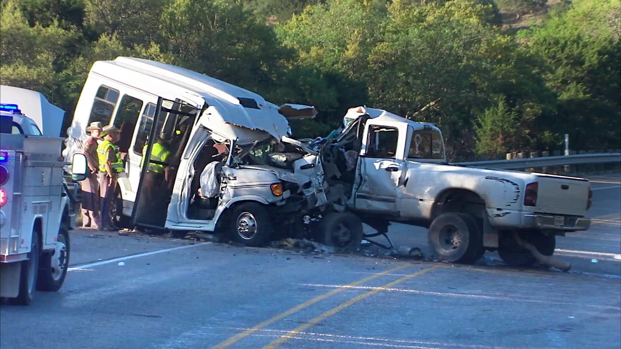 Una camioneta tipo pickup chocó de frente con el autobús de una iglesia en el que viajaban 13 personas de la tercera edad, quienes regresaban de un retiro espiritual.