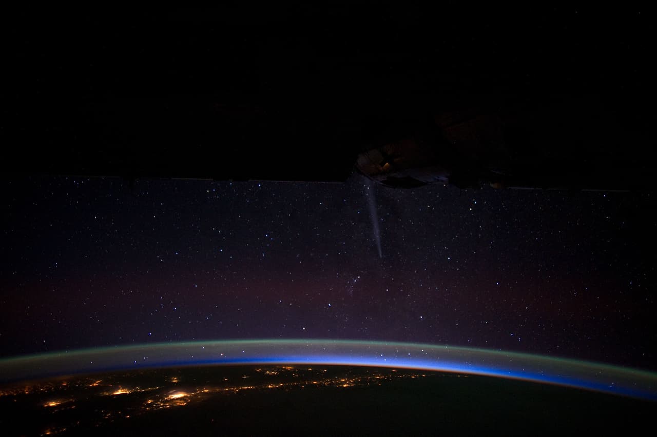 Un concurrido panorama nocturno fue fotografiado por un miembro de la tripulación de la Expedición 30 de la
<b> Estación Espacial Internacional, el 26 de diciembre de 2011. Allí se puede observar -al centro a la derecha- al cometa Lovejoy mientras atraviesa el cielo lleno de estrellas.</b> Abajo está la costa de Chile iluminada.