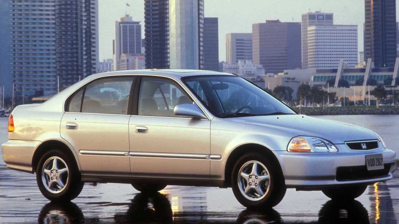 <h3 class="cms-H3-H3">1. Honda Civic 1998</h3>
<br>La quinta generación del Honda Civic fue un auto de mecánica sencilla, confiable y de alta calidad, tres factores que contribuyeron a que se vendiera como el pan caliente. Esto significa que hoy 20 años más tarde, haya una cantidad importante de estos vehículos aún en las calles y carreteras del país, con necesidad de repuestos y partes que no son fáciles de conseguir, convirtiendo al modelo en blanco de las actividades de los criminales. En 2018 
<b>fueron robadas 45,062 unidades</b> de este vehículo.