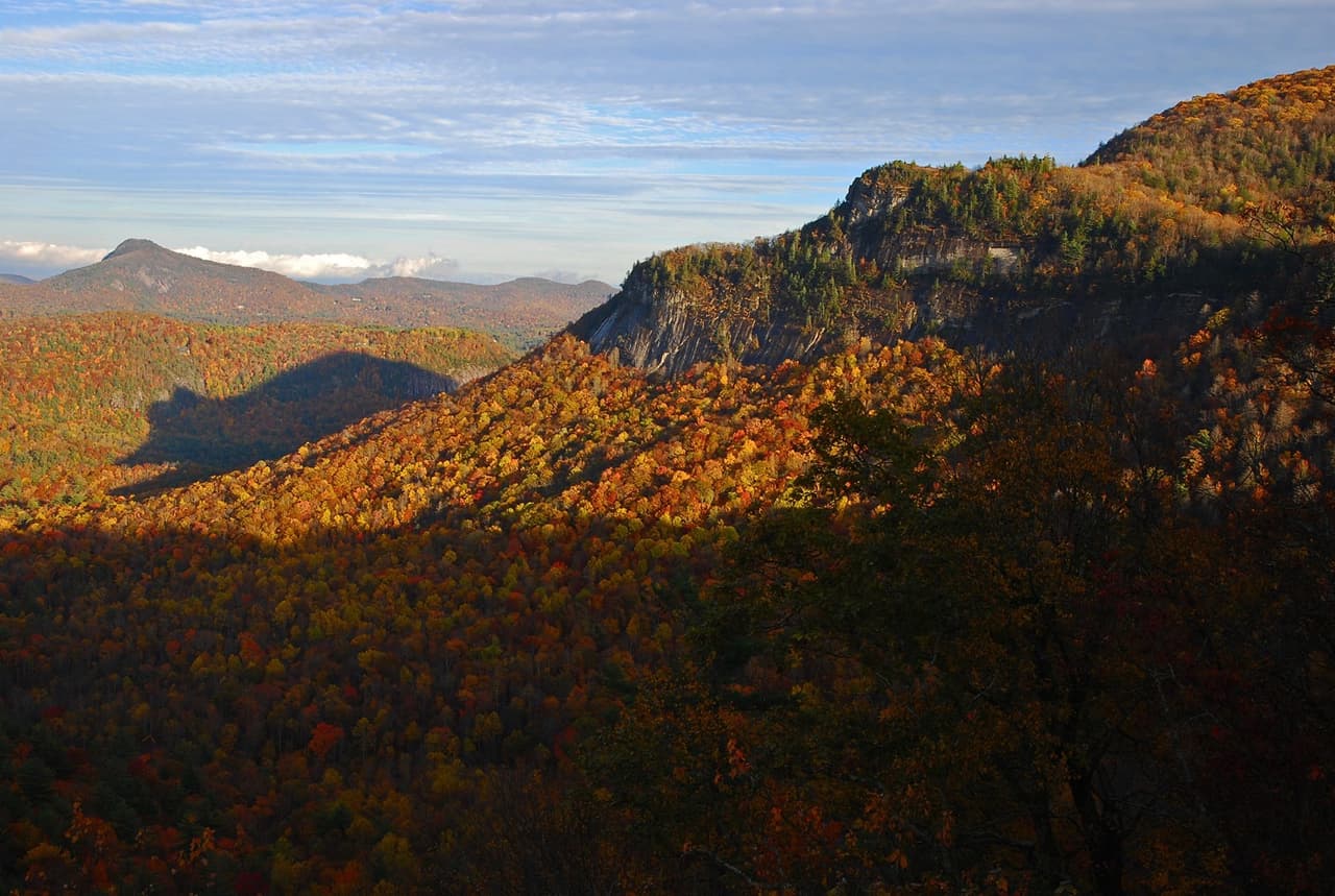 <b>THE BLUE RIDGE NATIONAL HERITAGE AREA</b>: El Blue Ridge National Heritage Area es un lugar donde los paisajes ancestrales encantan la vista. El paisaje distintivo de las montañas y las colinas de Carolina del Norte, combinado con las tradiciones vivas de artesanía, música, agricultura y herencia Cherokee de la región, crean una riqueza de tesoros naturales y culturales incomparables en Estados Unidos, según sus promotores. Las montañas Blue Ridge de Carolina del Norte se encuentran entre las montañas más antiguas de la Tierra.