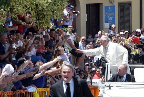 Durante su visita a la cárcel, el papa Francisco intercambió unas palabras con los familiares del niño asesinado.