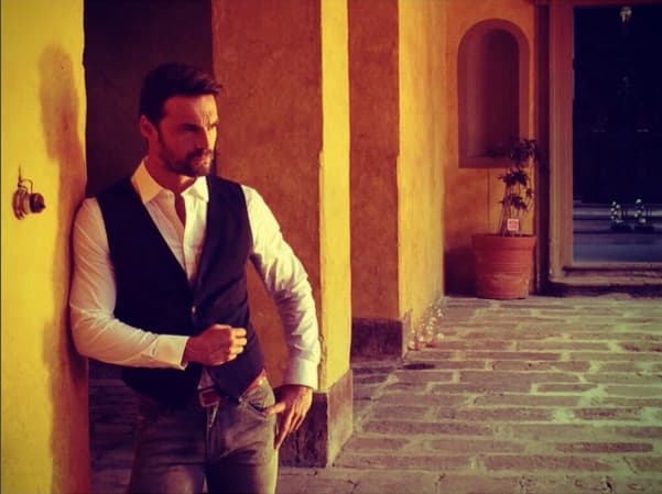 Iván inició su carrera como modelo a los 18 años, ya que su objetivo en la vida era viajar por todo el mundo.