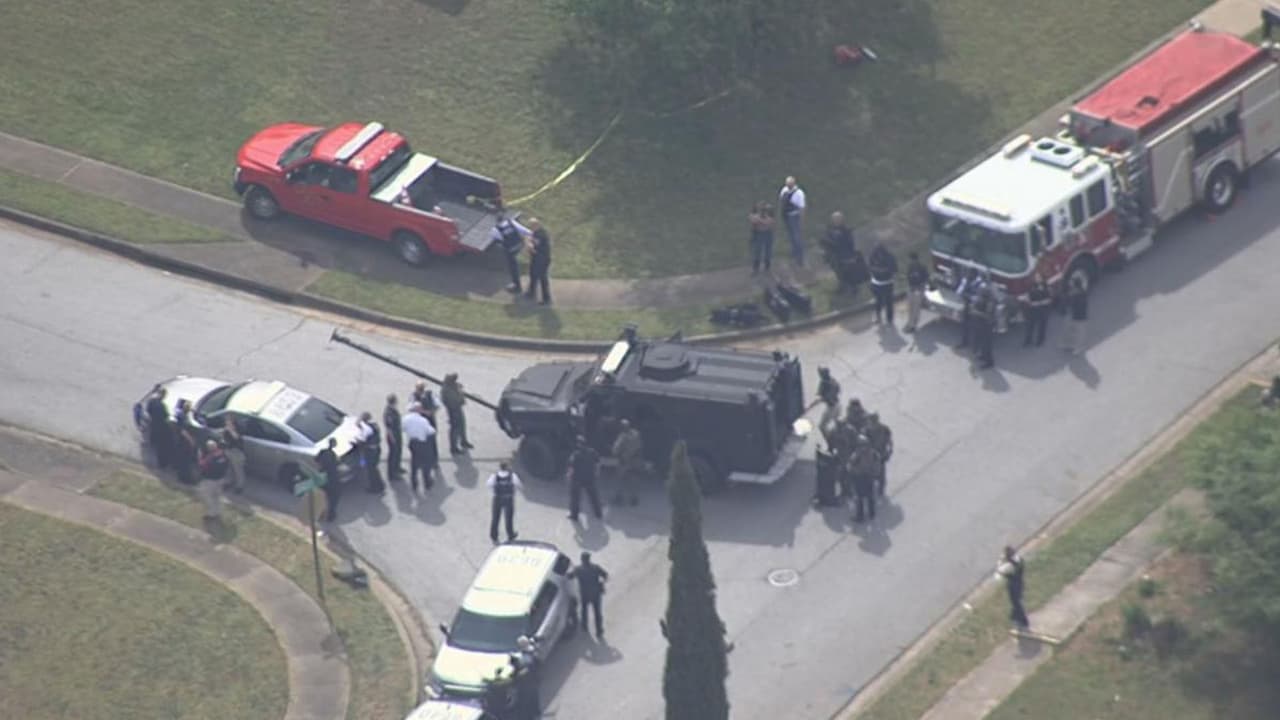 Las autoridades ingresaron a la vivienda durante la madrugada del viernes, donde encontraron muertos al presunto atacante, la mujer y el adolescente. La policía dijo que el hombre los asesinó y luego se quitó la vida.