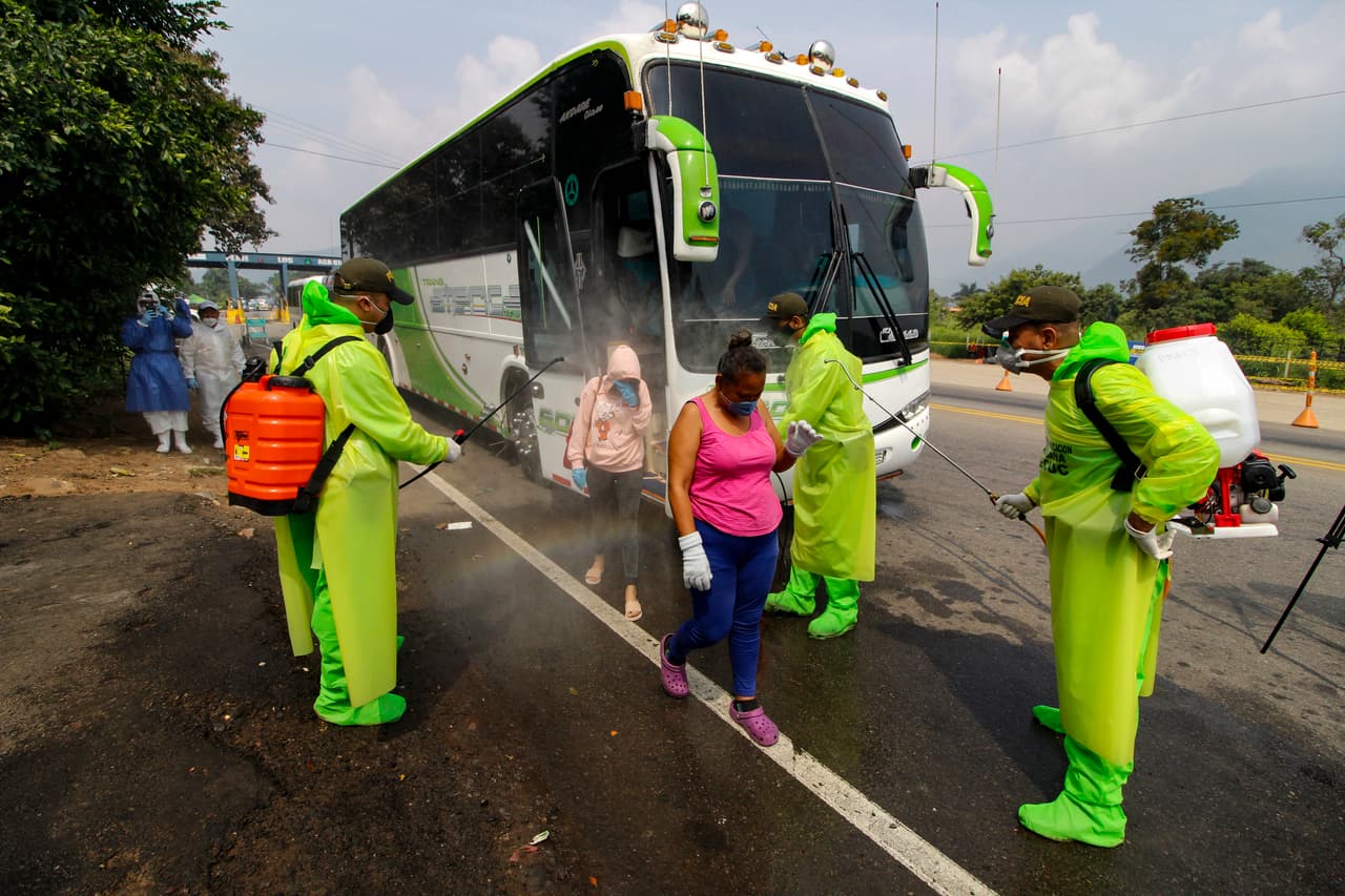 “Todos salimos de Venezuela con un sueño por delante”, dijo Ocaña, pero “nos quedamos sin trabajo, no tenemos cómo sustentarnos”. De acuerdo con las Naciones Unidas, más de 4.5 millones de venezolanos han huido en los últimos años de su país, el cual sufre una profunda contracción económica y crisis humanitaria.
<br>
