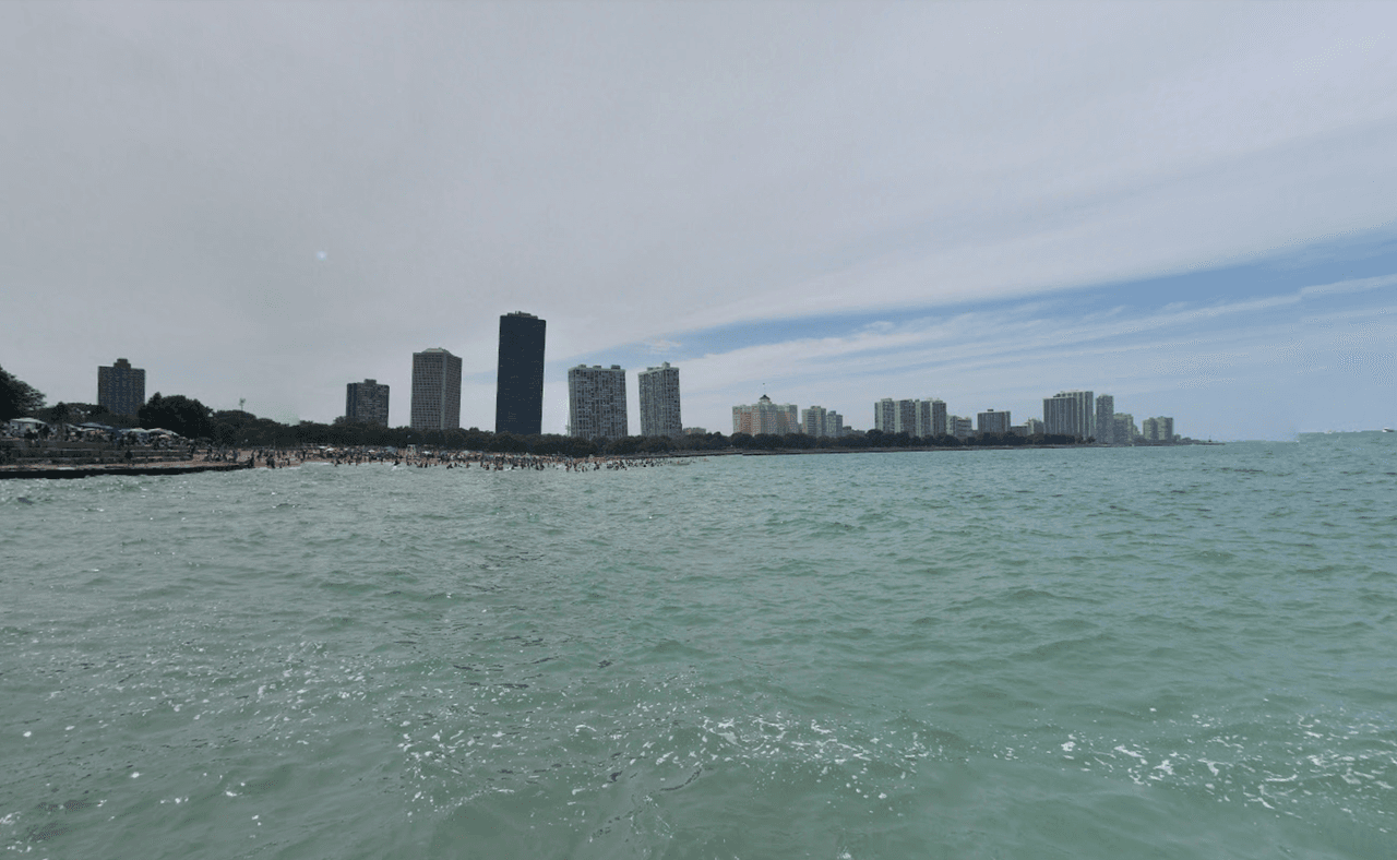 <b><a href="https://www.chicagoparkdistrict.com/parks-facilities/foster-beach" target="_blank">Foster Beach </a></b>
<br>La playa Foster Beach ubica al norte de Lake Shore Drive y está abierta para el público desde las seis de la mañana hasta las once de la noche. Al igual que las otras playas, tiene comodidades para alquiler y opciones de alimentos.