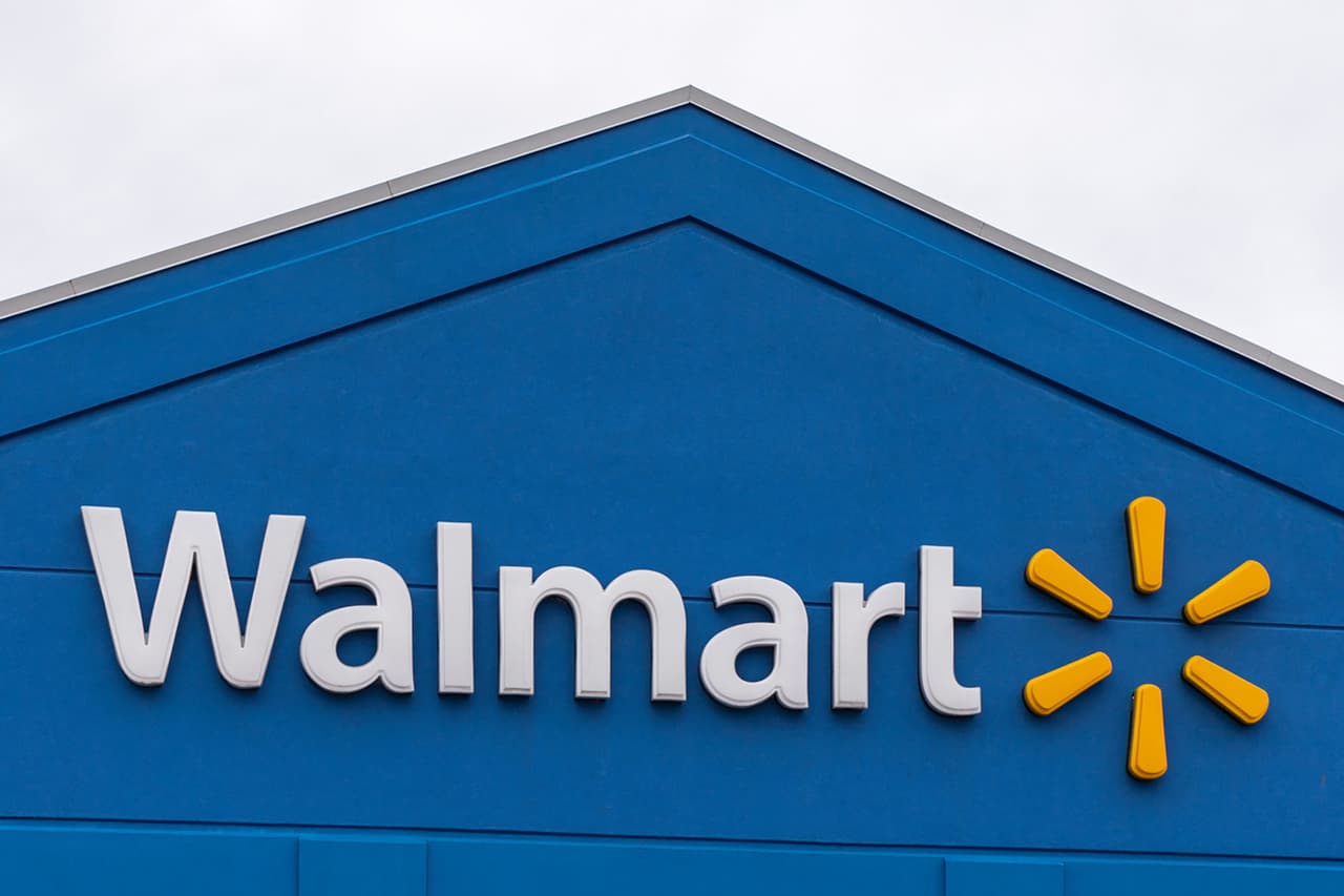 <b>Walmart:</b>
<br>
<br>⏱ 
<b>24 de diciembre:</b> Horario reducido con hora de cierre a las 6:00 pm
<br>⏱
<b> 25 de diciembre: </b>Cerrado
<br>⏱ 
<b>26 de diciembre:</b> Horario regular de 6:00 am a 11:00 pm, pero puede variar por localidad.