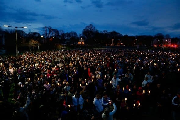 En el barrio de Dorchester, en los suburbios de Boston, más de mil personas se congregaron para rendir tributo al pequeño Martin Richard, cuya hermana de seis años Janey sufrió la amputación de una pierna y su madre Denise fue víctima de una grave lesión cerebral por las explosiones.