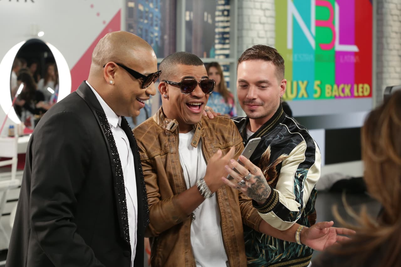 Detrás de cámaras las chicas nos sorprenden cargadas de artillería pesada… pero de belleza y sensualidad.