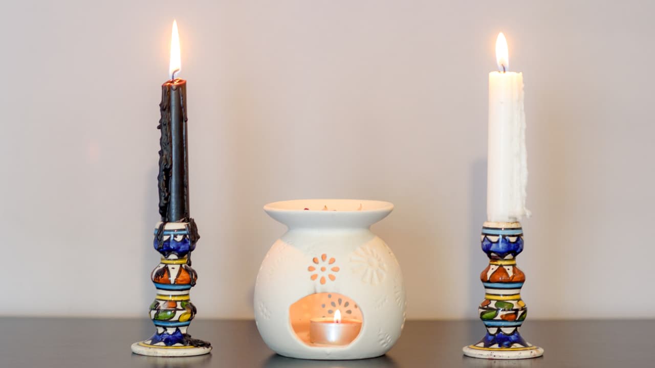 Es importante como ya hemos señalado la intención con la que desees usar la vela, sea del color que sea, y para eso es esencial 'consagrarlas', o sea, decir en voz alta para qué pretendes usarlas y qué es lo que quieres conseguir.