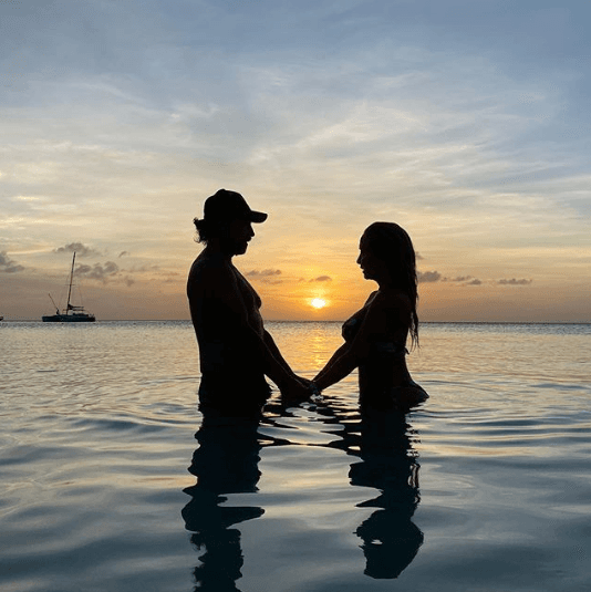 El cantante publicó esta imagen de uno de sus viajes junto a la modelo Cristian Solís.