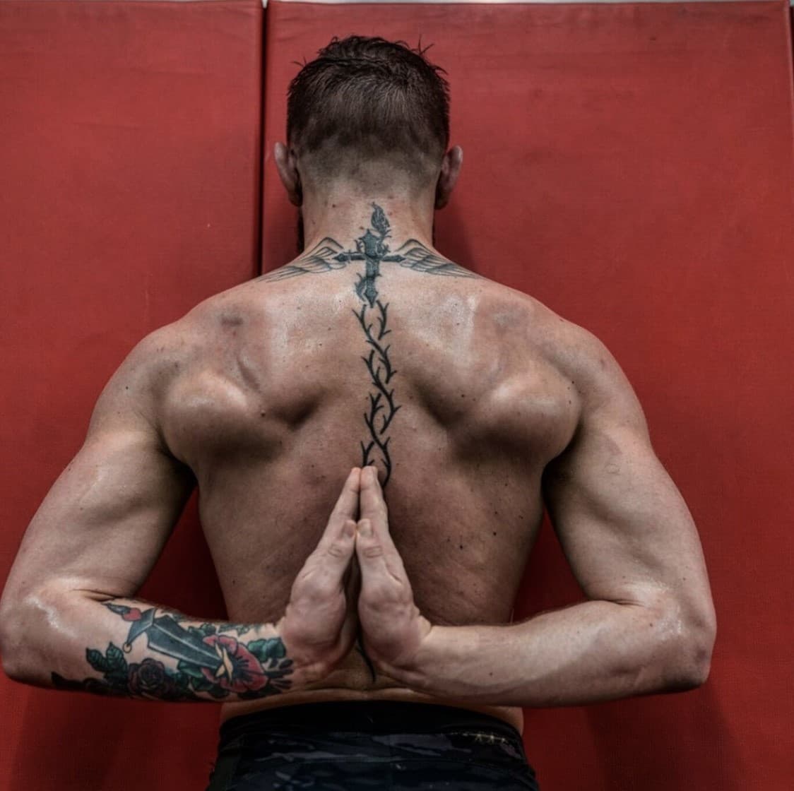 Espada, rosal y caballero - En su antebrazo izquierdo, Mcgregor tiene tres tatuajes similares pero no son el mismo.