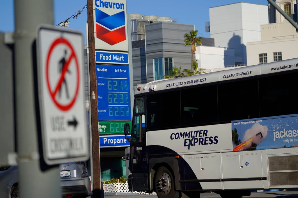 En medio de una crisis económica impulsada precisamente por el alza de los precios de la gasolina, el ajuste del impuesto a la venta del combustible, repercutirá en el precio que tendrán que pagar los conductores. Este cambio, a su vez, podría agudizar la inflación en la región.