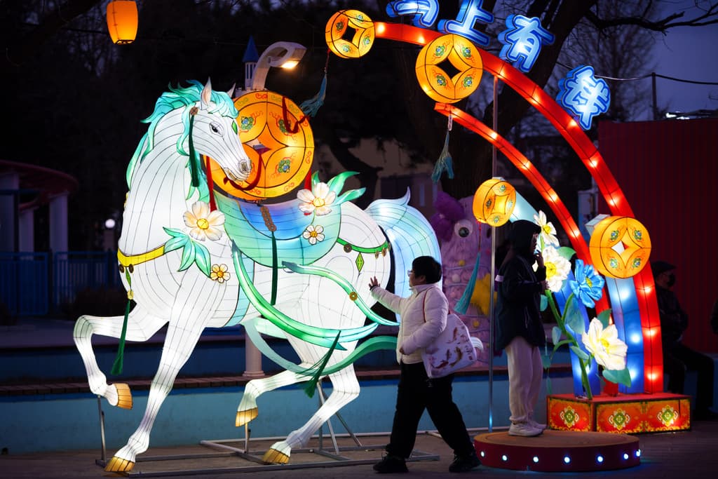 Este martes comienza el
<b>nuevo año del Caballo</b> en el zodiaco chino, por lo que los caballos están muy presentes en los motivos de decoración de las fiestas, como en este parque de diversiones a las afueras de Pekín, en China.